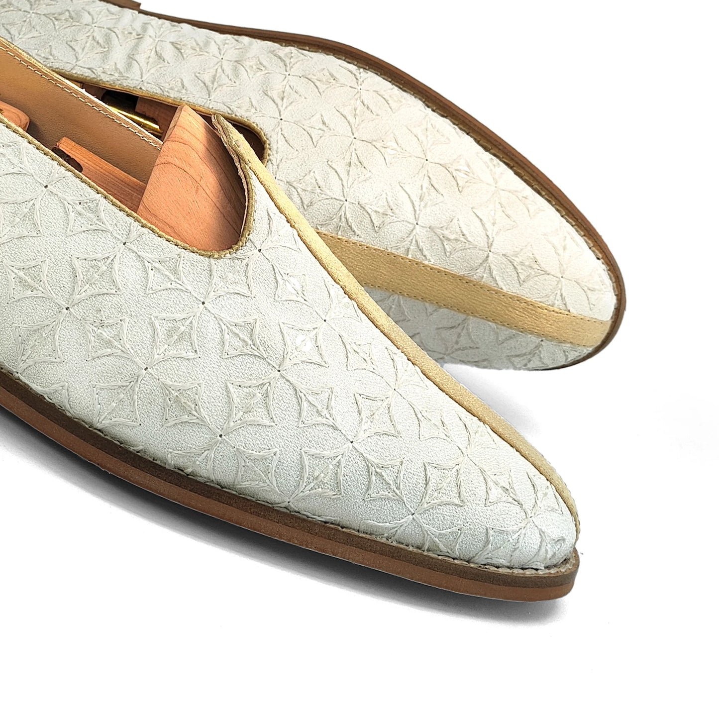 Off White Embroidery Wedding Shoes Mojari for Men