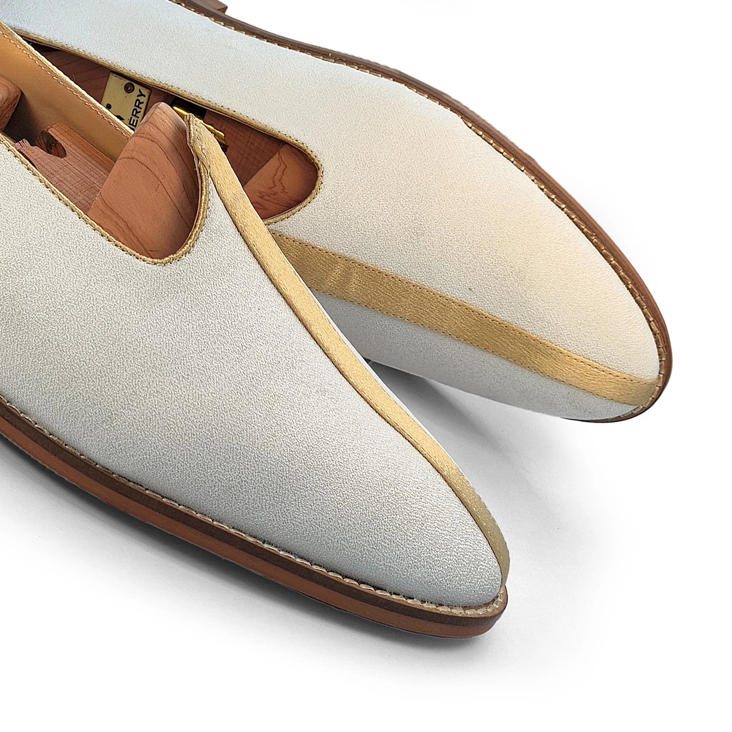 Off White Solid Wedding Shoes Mojari for Men