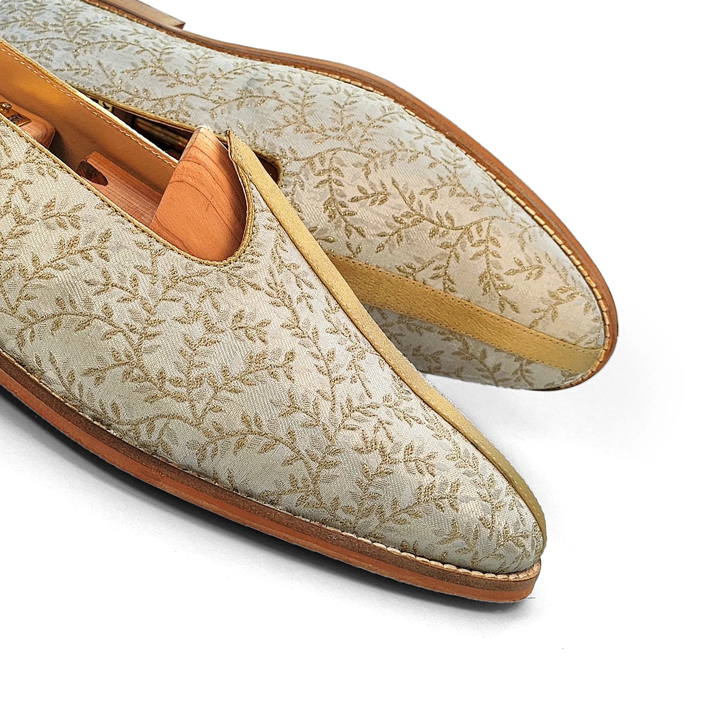 Beige Embroidery Wedding Shoes Mojari for Men
